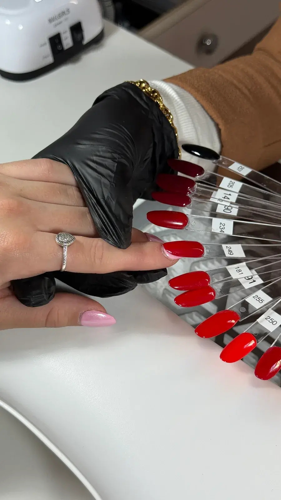 Sélection de teintes gel rouge ELYAMAJE — choix de couleurs avec la cliente, nuancier professionnel